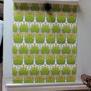 Rotolo di carta da parati originale anni '70 con decorazioni floreali