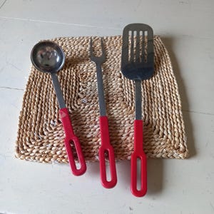 Op de afbeelding: Een set van drie keramische mokken met een gespikkelde, matte afwerking. De mokken zijn in crème, lichtgrijs en donkergrijs. Elke mok heeft een eenvoudig, minimalistisch ontwerp.