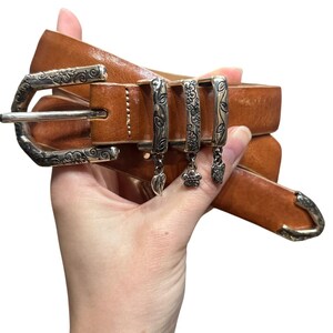 Ceinture western en cuir cognac Brighton avec breloques coeur argentées gravées M image 1