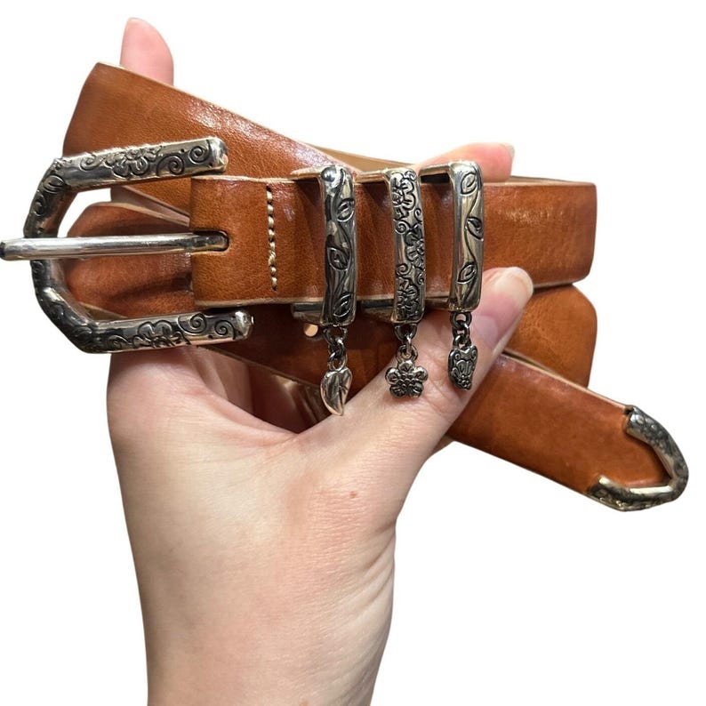 Ceinture western en cuir cognac Brighton avec breloques coeur argentées gravées M image 1