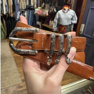 Ceinture western en cuir cognac Brighton avec breloques coeur argentées gravées M image 3