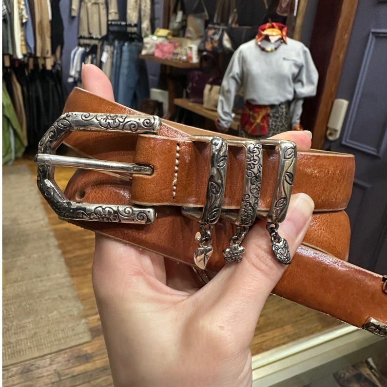 Ceinture western en cuir cognac Brighton avec breloques coeur argentées gravées M image 3