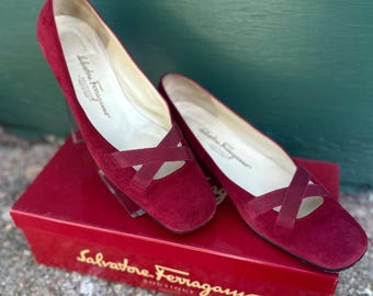 Ferragamo Y2K Labelle en daim rouge cerise, ballerines à bout carré, talon bas, boîte de 8