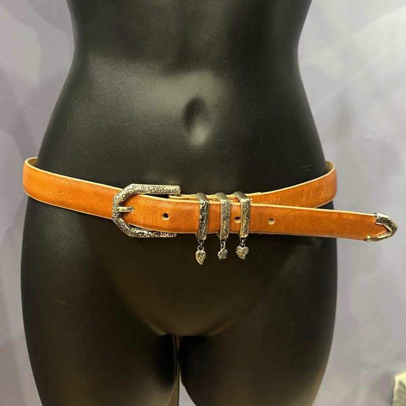 Ceinture western en cuir cognac Brighton avec breloques coeur argentées gravées M image 2