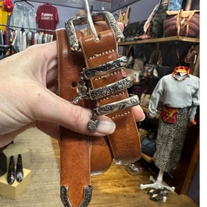 Ceinture western en cuir cognac Brighton avec breloques coeur argentées gravées M image 4