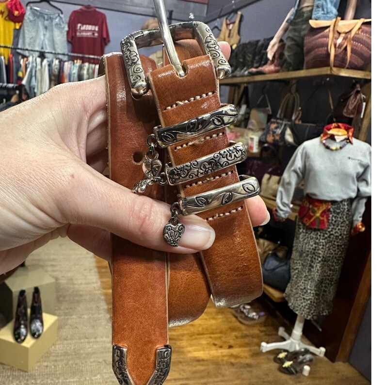 Ceinture western en cuir cognac Brighton avec breloques coeur argentées gravées M image 4