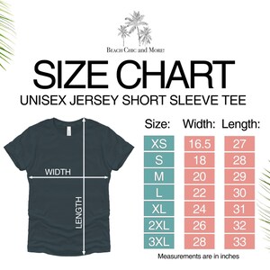 Pu&ograve; includere: Tabella delle taglie per una maglietta unisex a maniche corte in jersey. La tabella mostra le misure di larghezza e lunghezza in pollici per le taglie XS a 3XL.