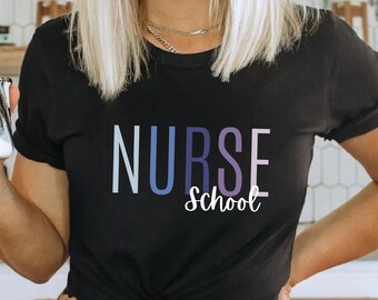 スクールナースシャツ、スクール RN Tシャツ、スクールナースTシャツ、スクールナースへのギフト、ナースギフトシャツ、看護学校卒業生シャツ、スクール RN