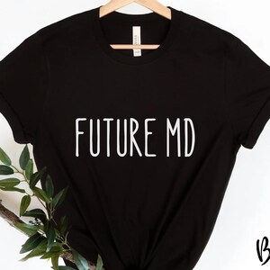 Future MD Shirt Future Doctor Shirt Future Doctor Tee Doctor in the Making Medical School Shirt Camicia da studente di medicina New Doctor Shirt MD
