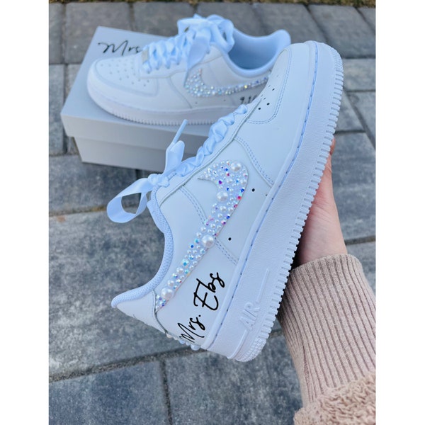 Bruiloft bruids sneaker gepersonaliseerd - Air Force 1 bruiloft sneaker - trouwschoen voor de BRUID - witte iriserende Strass & witte parel mix