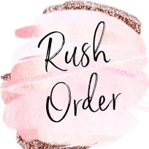 Op de afbeelding: Een roze en witte aquarel achtergrond met de tekst "Rush Order" in zwarte cursieve letters.