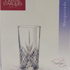 Puede incluir: Un juego de seis vasos altos de vidrio transparente con un patrón de diamante. Los vasos son parte de la colección Masquerade de Cristal d'Arques. El embalaje dice que Diamax es fuerte, puro y brillante. Hecho en Francia.