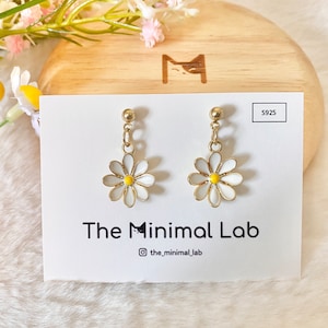 White Daisy Dangle Earring Cute Flower Jewelry Dainty Nature Floral Earrings Handmade Spring Bouquet Earring Plant Jewelry Flower Lover Gift