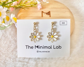 White Daisy Dangle Earring Cute Flower Jewelry Dainty Nature Floral Earrings Handmade Spring Bouquet Earring Plant Jewelry Flower Lover Gift
