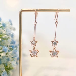 Dubbelstjärnörhänge i sterlingsilver, söt stjärnhängande örhänge i roséguld, himmelskt hängande örhänge, elegant stjärnkristallörhänge, glänsande stjärna