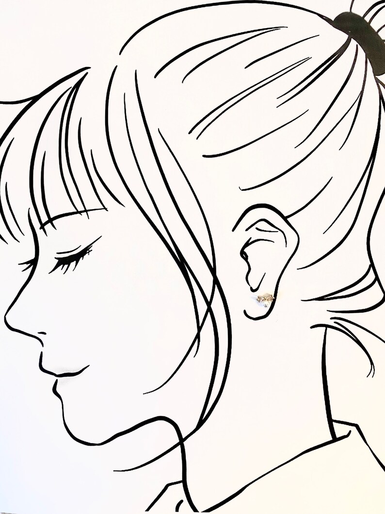 Puede incluir: Un dibujo de l&iacute;nea de un rostro de perfil con un peque&ntilde;o pendiente en la oreja.