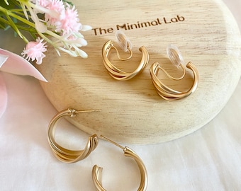 Verdrehte Gold Huggie Sterling Silber Ohrring Matte Hoop Ohrclip Golden Swirl Hoop Ohrring Kurvige Minimalist Ohrring Ästhetisches Geschenk für Sie