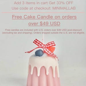 Puede incluir: Una vela de pastel rosa con glaseado blanco y cinta a cuadros rojos y blancos. La vela est&aacute; decorada con ar&aacute;ndanos y bayas rojas. El texto en la imagen dice: "Compra 2, obt&eacute;n 1 gratis en toda la tienda Agrega 3 art&iacute;culos al carrito Obt&eacute;n 33% de descuento Usa el c&oacute;digo al finalizar la compra: MINIMALLAB Vela de pastel gratis en pedidos superiores a $49 USD Las velas gratis se incluyen con los pedidos de EE. UU. superiores a $49 USD despu&eacute;s del descuento (excluyendo impuestos y env&iacute;o). Los pedidos enviados fuera de los EE. UU. no son elegibles."