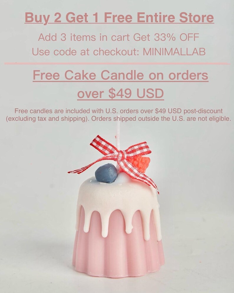 Puede incluir: Una vela de pastel rosa con glaseado blanco y cinta a cuadros rojos y blancos. La vela est&aacute; decorada con ar&aacute;ndanos y bayas rojas. El texto en la imagen dice: "Compra 2, obt&eacute;n 1 gratis en toda la tienda Agrega 3 art&iacute;culos al carrito Obt&eacute;n 33% de descuento Usa el c&oacute;digo al finalizar la compra: MINIMALLAB Vela de pastel gratis en pedidos superiores a $49 USD Las velas gratis se incluyen con los pedidos de EE. UU. superiores a $49 USD despu&eacute;s del descuento (excluyendo impuestos y env&iacute;o). Los pedidos enviados fuera de los EE. UU. no son elegibles."