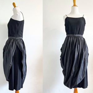 Abito da cocktail vintage Bill Blass drappeggiato e svasato / abito nero con gonna a strati in taffetà asimmetrica con spalline / abito da festa anni '70 e '80