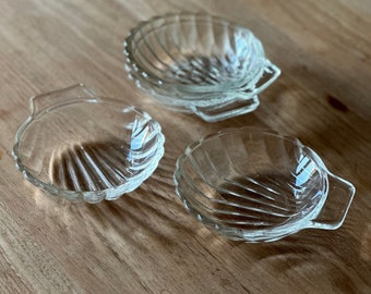 Vintage 1990s pyrex shell plates, set of 4, Made in France