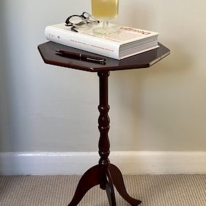 Mesa auxiliar vintage octogonal de madera, hecha a mano en el Reino Unido.