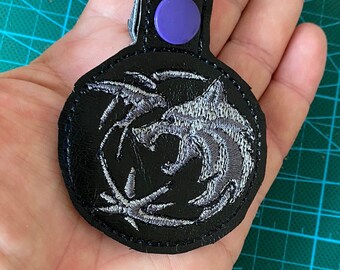 Design de bordado à máquina para chaveiro de amuleto ITH Witcher (bastidor 4x4)