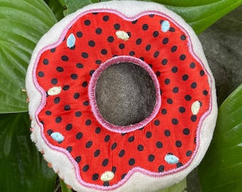 ITH Donut Plüsch Stickdatei. Spielzeugmuster Stickdatei Stuffie. Gefüllter Donut im Hoop Spielzeug. Zwei Größen Reifen 5x7, 8x12