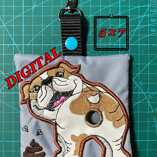 Diseño de bordado a máquina para dispensador de bolsas de excrementos de bulldog inglés ITH (bastidor de 5 x 7 pulgadas) (diseño digital)