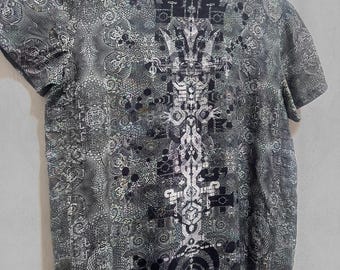 Camisa Rainbow de Indian Project: estampado fractal en una camisa ligera y transpirable de estilo festivalero con botones y pequeños bolsillos ocultos para guardar objetos.