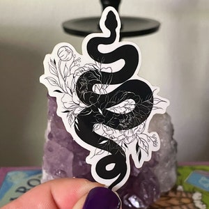 Adesivo de cobra com flores de peônia, decalque de vinil de serpente botânica, adesivo de arte floral escura, papelaria de natureza gótica, presente para amantes de répteis