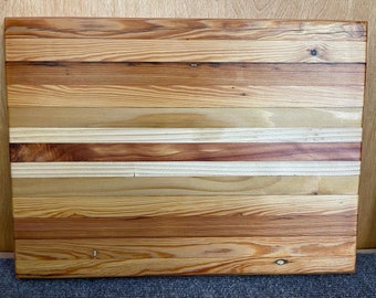 Tablero de corte / encimera de madera recuperada hecho a mano.