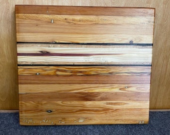 Tablero de corte / encimera de pino corazón recuperado a mano, cedro, nogal y pino blanco.