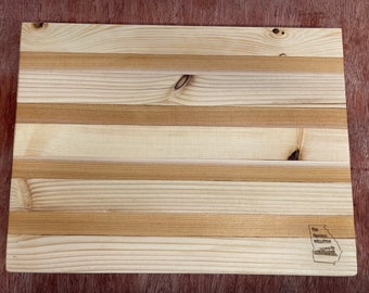 Tabla de pan de pino blanco y cedro occidental hecha a mano