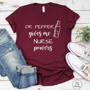 Dr. Pepper geeft me verpleegkundige bevoegdheden, grappige verpleegster shirt, school verpleegster shirt, verpleegkundige gift, verpleegster leven, schattige verpleegster Tee, Dr. Pepper shirt