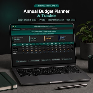 Może przedstawiać: Ekran laptopa wyświetlający roczny planer i tracker budżetu w trybie ciemnym. Interfejs pokazuje roczny przegląd z dochodami, potrzebami, wydatkami i oszczędnościami. Tekst zawiera informacje o Google Sheets & Excel oraz 17 zakładkach.