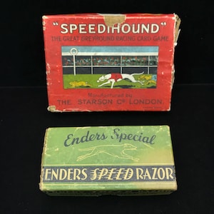 COPPIA di scatole per levrieri circa anni '30; gioco di carte Speedhound, rasoio Speed Razor con manico in bachelite