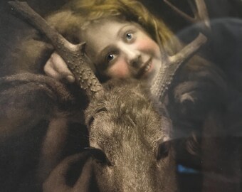 Vintage handgekleurde Elk's Club-foto, ingelijst, 1907 // foto meisje met taxidermie hert // macabere foto