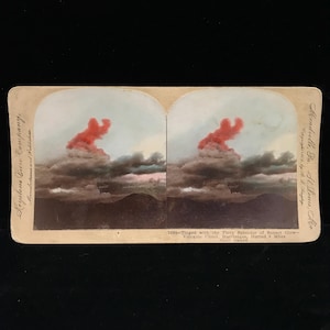 Carte stéréoscopique antique volcan en éruption, Martinique//carte stéréoscopique originale de 1903 représentant un nuage volcanique//carte stéréoscopique teintée à la main de feu