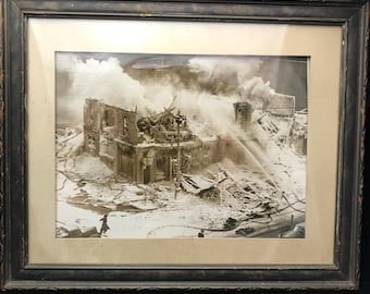 Vintage foto van vuur en ijs, ingelijst//foto van een gebouw uit de jaren 1930 dat wordt geblust in de winter//Macabere foto