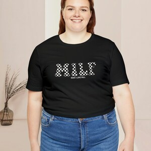 MILF/Man I Love Fall zwart geruit grafisch T-shirt afbeelding 1