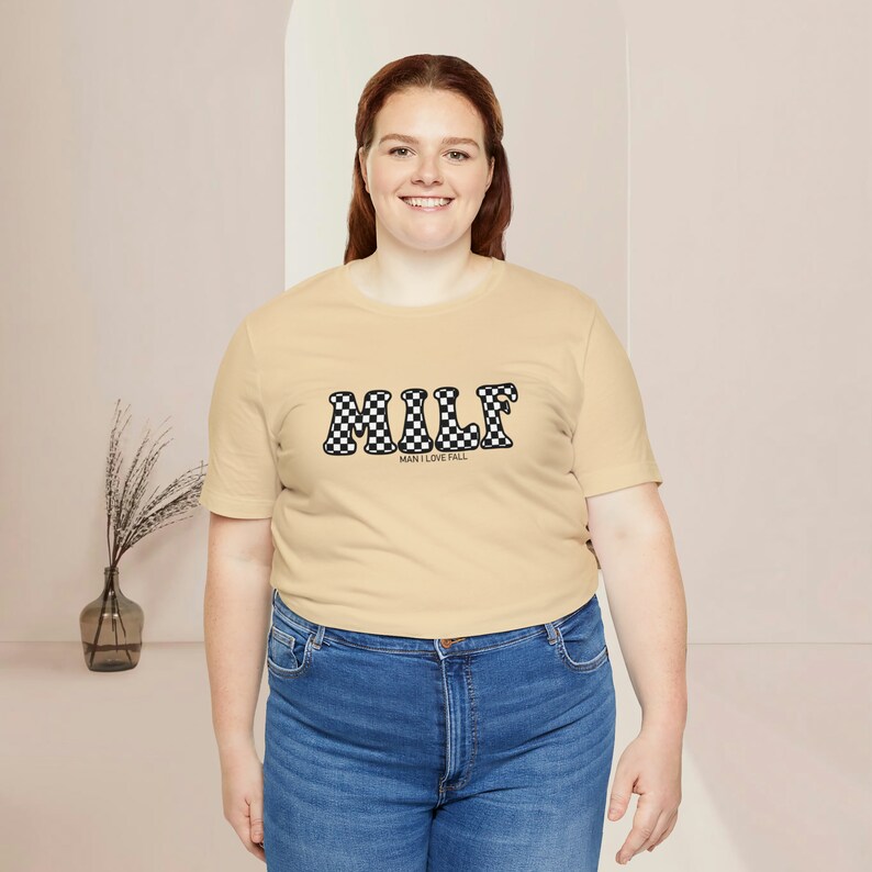 MILF/Man I Love Fall zwart geruit grafisch T-shirt afbeelding 4