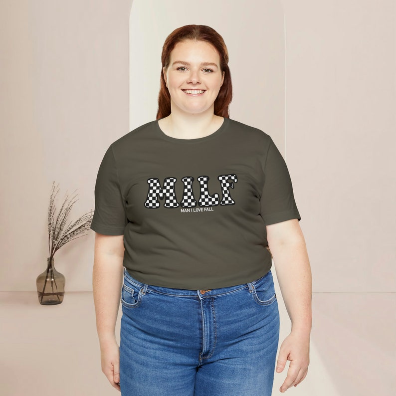 MILF/Man I Love Fall zwart geruit grafisch T-shirt afbeelding 2