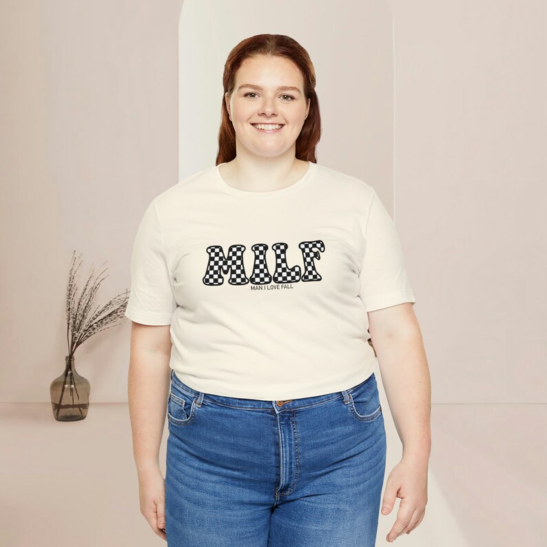 MILF/Man I Love Fall zwart geruit grafisch T-shirt afbeelding 3