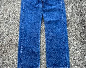 Levi&#39;s vintage anni &#39;90 501xx 32,5x30 (etichetta 36x34) chiusura con bottoni Jeans in denim di cotone 100% Prodotto negli Stati Uniti 06/1997 lavaggio scuro molto pulito Nessun buco o strappo