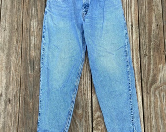 Vintage Levi’s red tab 30x28 blue denim jeans. Levis 560 loose fit tapered leg. Made in Mexico. Nice fade. Soft. Zipper fly. 100% cotton.