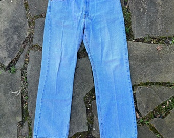 Vintage Red Tab Levi’s 505 (snug) 36x30(tag 36x30) regular fit straight leg 100% cotton denim jeans. Made in the Mexico. March 2000.