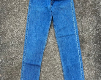 Vintage 90s Levi’s 501 28x33(31x34) button fly 100% cotton denim jeans. Made in Canada. Beautiful fade and worn in gently. No flaws or holes