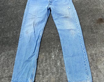 Jeans vintage Levi&#39;s 501 con patta a bottoni, 33x33 (36x34), 100% cotone denim. Prodotto negli USA. 05/1989. Lavaggio leggero. Scolorimento eccezionale. Piccolo buco sulla gamba.