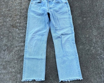 Vintage 90s Levi's 501 Button Fly 28x26.5(Tag 31x30)100% Baumwoll-Denim-Jeans. Hergestellt in den USA 10/1997. Schön ausgeblichen.Leinenwaschgang.Jeans ist genäht